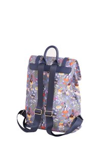 Sac à dos en tissu à motifs avec des designs floraux et animaliers. Équipé de bretelles bleu marine, d'une poignée supérieure et d'un rabat à fermeture magnétique.