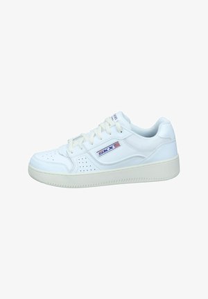 Zapatillas deportivas blancas con un exterior de cuero suave, detalles perforados, cordones planos y una suela de goma. Logo de la marca en el panel lateral.