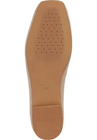 Suola di gomma tan con motivo testurizzato e piccoli fori per la ventilazione. Presenta il marchio "GEOX ITALIAN PATENT" impressa nella zona del tallone.
