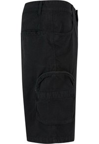 Shorts cargo noirs avec une poche latérale, fabriqués en tissu durable. Comprend une taille et des passants de ceinture, et possède une texture lisse.