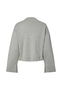 Szary krótki sweter o luźnym kroju, z długimi rękawami i bocznymi rozcięciami, wykonany z teksturowanego dzianinowego materiału.