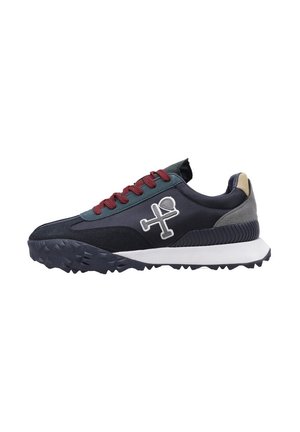 Herren-Sneaker in Navy mit burgunderroten Schnürsenkeln, grauem Wildlederabsatz, strukturierter schwarzer Sohle und weißem Logo mit gekreuztem Golfschläger und Ball an der Seite.