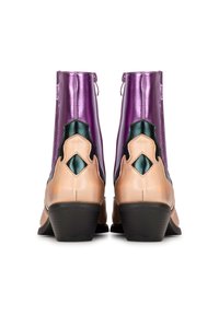 Bottes de cheville multicolores avec une tige métallique violette, un bas en cuir tan, des accents verts et noirs, et un petit talon empilé.