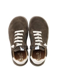 Zapatillas de ante marrón con cordones blancos y detalles en el talón en contraste. Cuenta con cremalleras laterales para facilitar la puesta y retirada, y una suela interior acolchada.