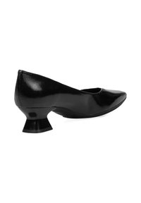 Zapato de tacón negro de piel con punta afilada y un tacón corto y acampanado. Textura suave con un acabado pulido. La vista lateral muestra el diseño y la forma.
