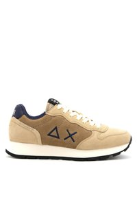 Beige suède sneakers met marineblauwe accenten, witte tussenzool en donkere zool. Kenmerkt een geometrisch logo-ontwerp aan de zijkant en een ronde neus.