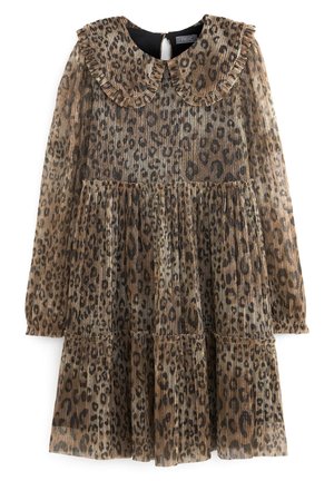 Kleid mit Leopardenmuster und gestuftem Design, ausgestattet mit langen Ärmeln und einem Rüschenkragen. Hergestellt aus einem leichten, strukturierten Stoff in Brauntönen und Schwarz.