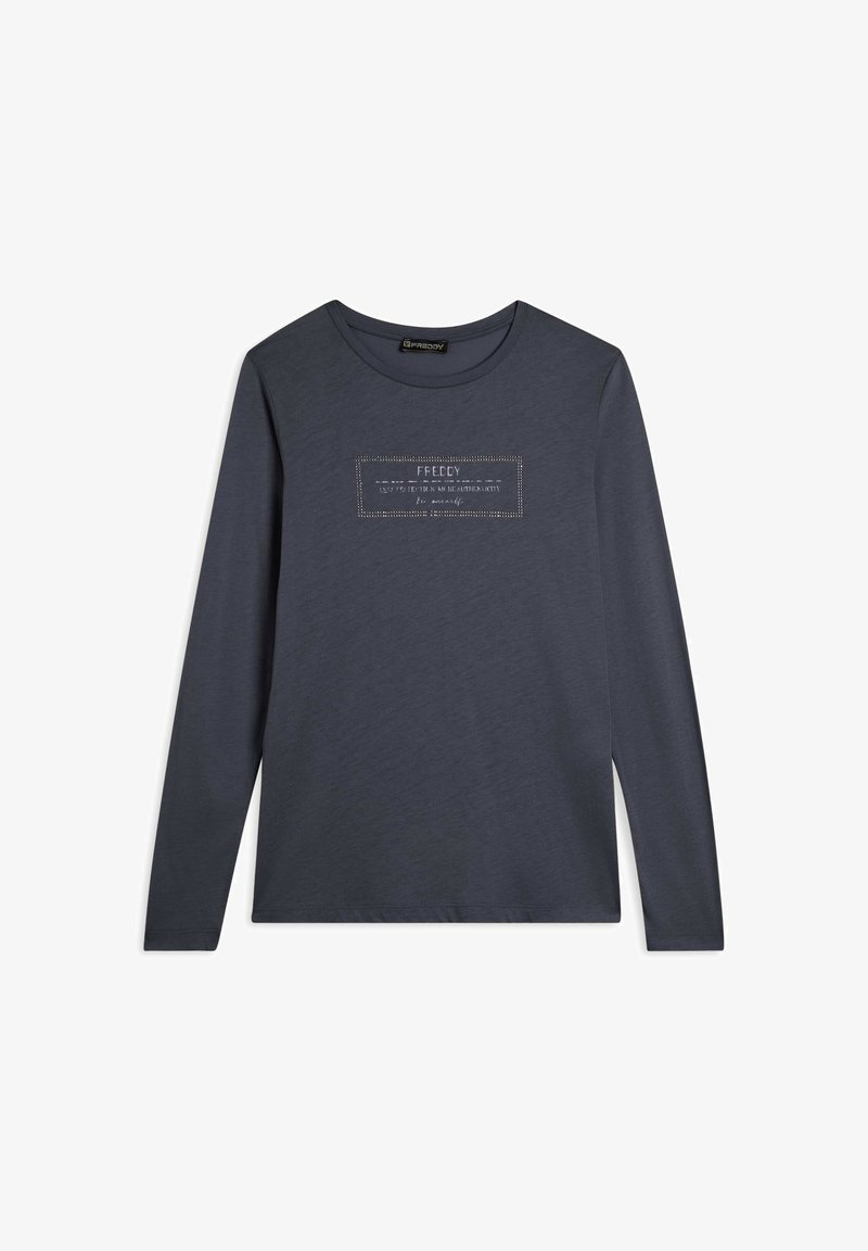 Camiseta de manga larga color azul marino hecha de tela suave. Presenta un estampado rectangular con texto en blanco y pequeños acentos de tachuelas en la parte delantera.