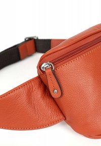 Marsupio in pelle arancione con finitura testurizzata, chiusura con cerniera e tracolla regolabile in tessuto. Presenta un design arrotondato con dettagli cuciti.