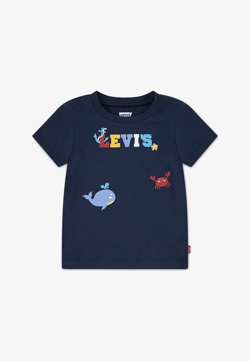 Camiseta de color azul marino de algodón con mangas cortas, que presenta gráficos coloridos de una ballena, un cangrejo y la palabra "LEVI'S" en letras grandes.