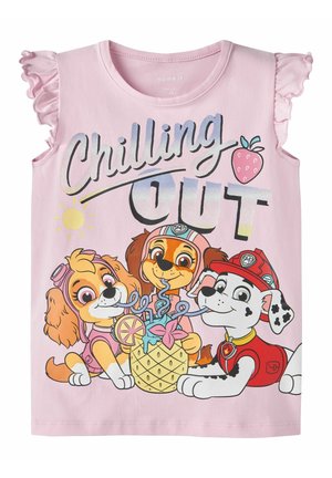 Chemise rose pour enfants avec des chiots dessinés partageant une boisson à l'ananas sous la phrase "Chilling Out" ainsi qu'une petite fraise et un soleil.