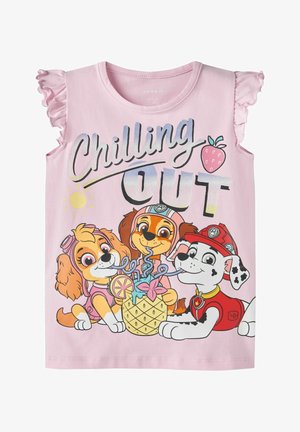 Chemise rose pour enfants avec des chiots dessinés partageant une boisson à l'ananas sous la phrase "Chilling Out" ainsi qu'une petite fraise et un soleil.