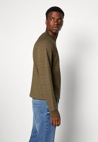 Jack & Jones JORHIDE CREW NECK - Camisola - forest night