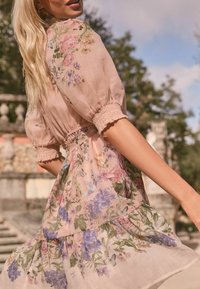 Lipsy PETITE FIT - Vapaa-ajan mekko - pink floral
