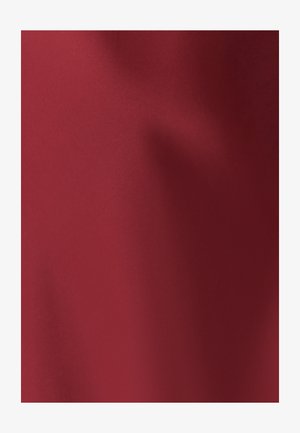 Rode stof met een gladde, matte textuur. Het oppervlak vertoont subtiele variaties in schaduw, waardoor diepte en een lichte glans ontstaan.