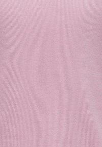 Top a maglia leggera a coste di colore rosa chiaro. Presenta una texture liscia con una forma aderente e una leggera elasticità per il comfort.