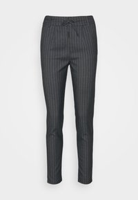 Pantalons gris à rayures fines avec une taille à cordon, conception de jambe fuselée et tissu texturé. Présente des rayures verticales blanches pour un détail supplémentaire.