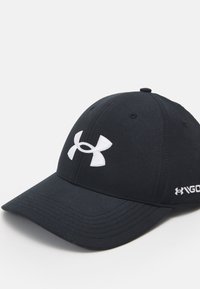 Juodas beisbolo kepurė, pagaminta iš audinio, su baltu Under Armour logotipu. Išlenkta skydelis ir siuvinėtos detalės palei kraštus.