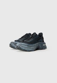 Sapatilhas de corrida da marca Black Diesel com solas grossas texturizadas e atacadores de liberação rápida, em fundo branco liso.