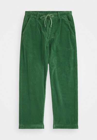 Πράσινα παντελόνια από κόρντουρα με ελαστική μέση, κλείσιμο με κορδόνι και δύο πλαϊνές τσέπες; διαθέτουν κατακόρυφη ραβδωτή υφή.