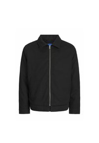 Giacca nera in tessuto intrecciato con silhouette dritta, colletto a punta, chiusura frontale con zip e tasche laterali. Presenta un design minimalista.