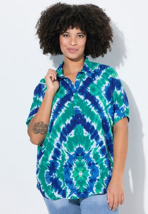 Chemise à manches courtes dans un motif tie-dye bleu et vert, avec un col et une coupe décontractée. Fabriquée en tissu léger avec une texture douce.
