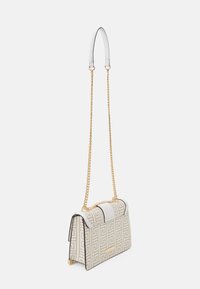 Sac à main blanc et or, au design structuré, avec une courte poignée blanche et une bandoulière en chaîne dorée. Surface texturée et accents.