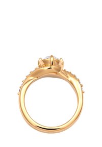 Guldring med en klar sten i settingen, med mindre stenar som pryder ringen, och visar en slät och polerad yta.