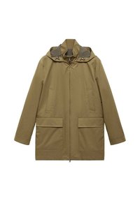Chaqueta verde oliva, resistente al agua, con capucha, que cuenta con dos bolsillos frontales y un cierre delantero, fabricada en un material duradero con una textura suave.