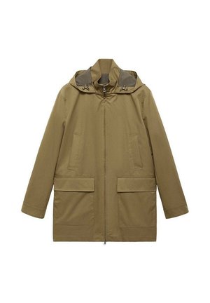 Chaqueta verde oliva, resistente al agua, con capucha, que cuenta con dos bolsillos frontales y un cierre delantero, fabricada en un material duradero con una textura suave.