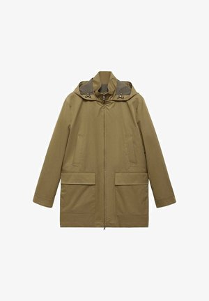 Olivovo zelená, vodoodolná bunda s kapucňou, ktorá má dve predné vrecká a predný zips, vyrobená z odolného materiálu s hladkou textúrou.