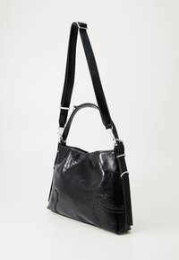 Borsa a spalla in pelle nera con manico corto e tracolla lunga regolabile e staccabile, caratterizzata da dettagli in metallo argentato.