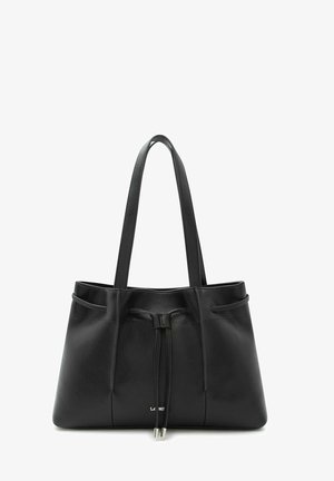 Sac fourre-tout en cuir noir avec double poignée et un détail de cordon à l'avant avec embouts en métal sur fond blanc.