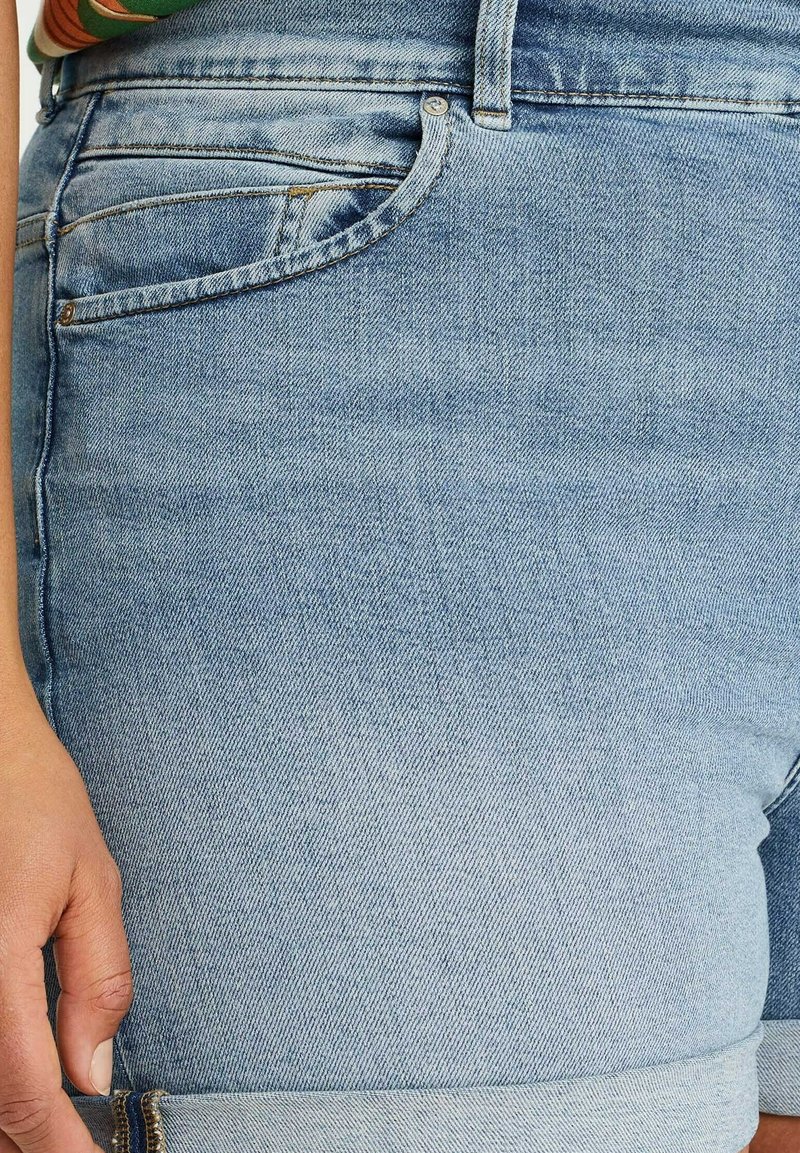 WE Fashion HIGH RISE MET COMFORT STRETCH - Shorts vaqueros - claro - Zalando.es