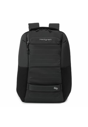 Sac à dos Hedgren noir avec face avant rembourrée, plusieurs compartiments, poches zippées et bretelles réglables, présenté de face.