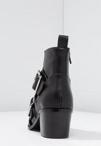 Miss Selfridge Botines camperos - black