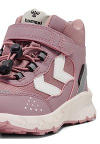 Rosa Sportschuh aus Stoff und synthetischen Materialien, mit elastischen Schnürsenkeln, verstellbarem Riemen, weißen Logoakzenten und strukturiertem Obermaterial.