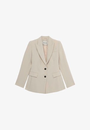 Blazer beige su misura con due bottoni neri, rever a rotondo e tasche laterali. Tessuto liscio con una silhouette strutturata e dettagli minimi.