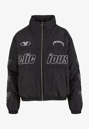 Chaqueta acolchada negra con cuello alto, cremallera frontal y puños elásticos. Presenta un gran texto en blanco y una impresión de logo en las mangas y el cuerpo.