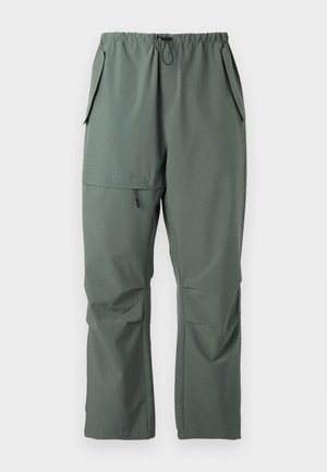 Grønne, letvægtsbukser med elastisk talje, snor og flere lommer. Glat tekstur med en afslappet, rummelig pasform.