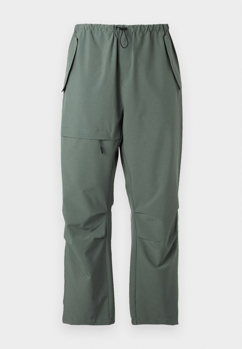 Pantalons verts légers avec une taille élastique, cordon de serrage et plusieurs poches. Texture lisse avec une coupe décontractée et ample.