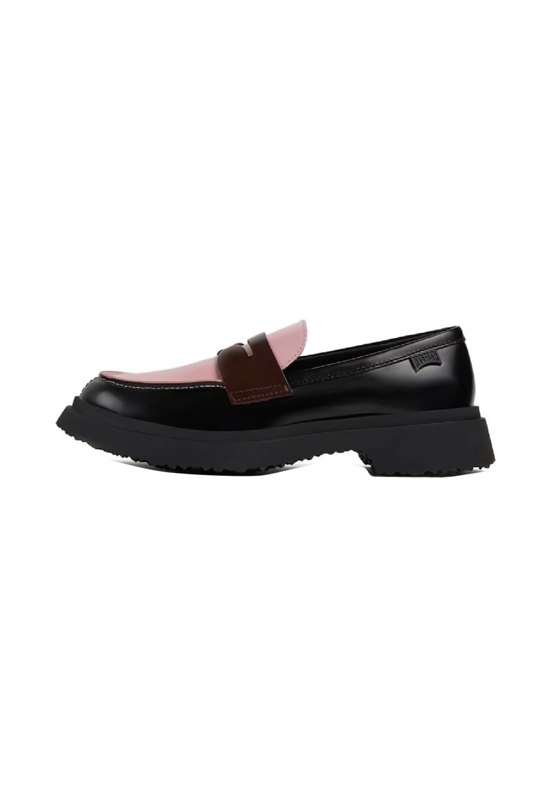 Černé a růžové kožené loafers s hnědým páskem, s robustní gumovou podrážkou a švy jako akcenty. Elegantní a moderní design.