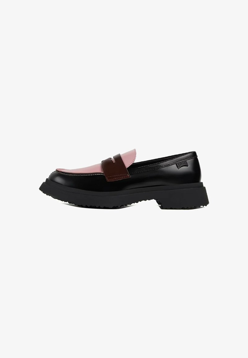 Mocassins en cuir noir et rose avec une sangle marron, dotés d'une semelle en caoutchouc épaisse et d'accents de couture. Design élégant et moderne.
