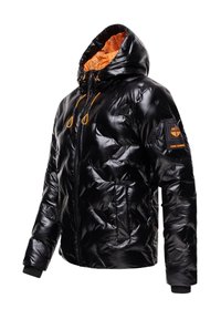 Giacca a vento nera con un'esterno lucido, fodera arancione e cappuccio. Presenta una chiusura con zip frontale, polsini elasticizzati e una patch con logo sulla manica.