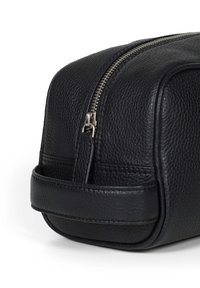 Pochette da toeletta nera in pelle con superficie testurizzata, dotata di una cerniera argentata, di una maniglia laterale e di una forma rettangolare.