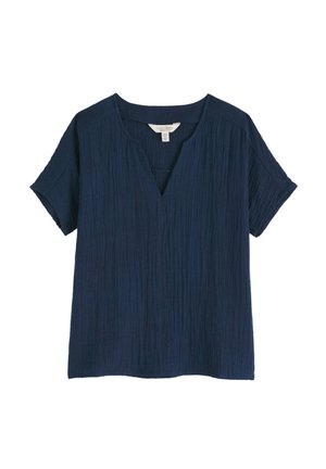 Īsām piedurknēm pieguļoša tumši zila blūze ar krokotu tekstūru, V formas izgriezumu un brīvu piegriezumu, attēlota uz baltas fona.