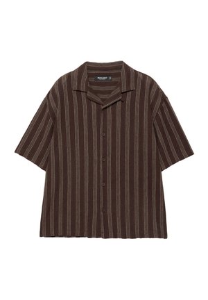 Braunes kurzärmeliges Hemd mit weißen vertikalen Streifen und einem Camp-Kragen, flach auf einem weißen Hintergrund dargestellt.