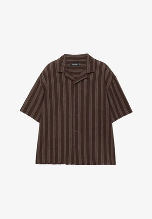 Cămașă maro cu mâneci scurte, cu nasturi și dungi verticale albe, cu guler tip camping, afișată pe o suprafață plată, pe fundal alb.
