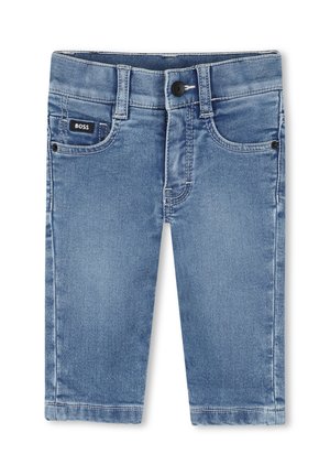 Pantalones cortos vaqueros azul claro con trabillas para cinturón, cierre de botón, bolsillos delanteros y una pequeña etiqueta "BOSS" en el bolsillo derecho.