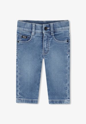 Lichtblauwe denimshorts met riemlussen, knoopsluiting, voorzakken en een klein "BOSS" label op de rechterzak.